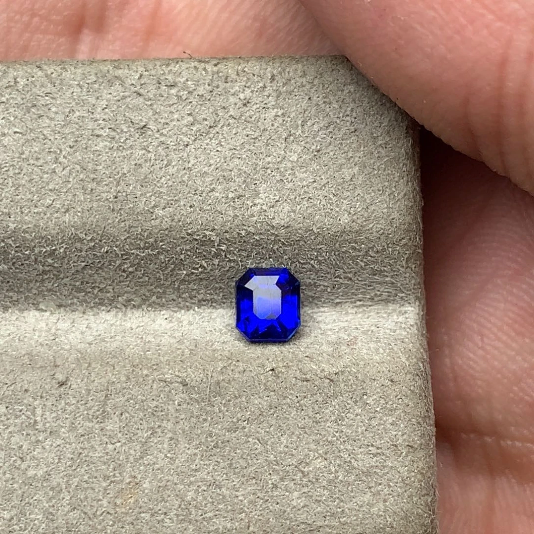 诗***方蓝宝石裸石0.61克拉皇家蓝蓝宝石