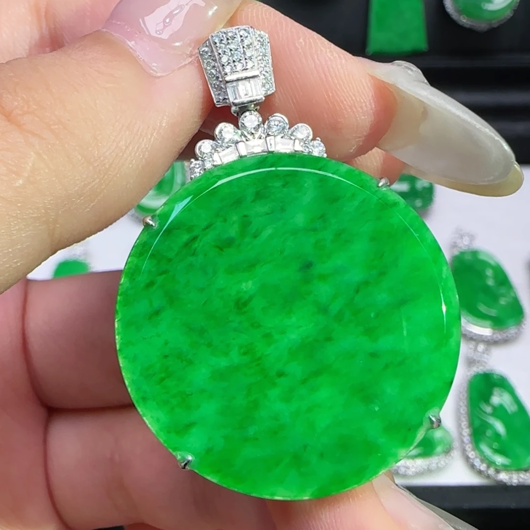 翡翠18K金镶嵌颈饰