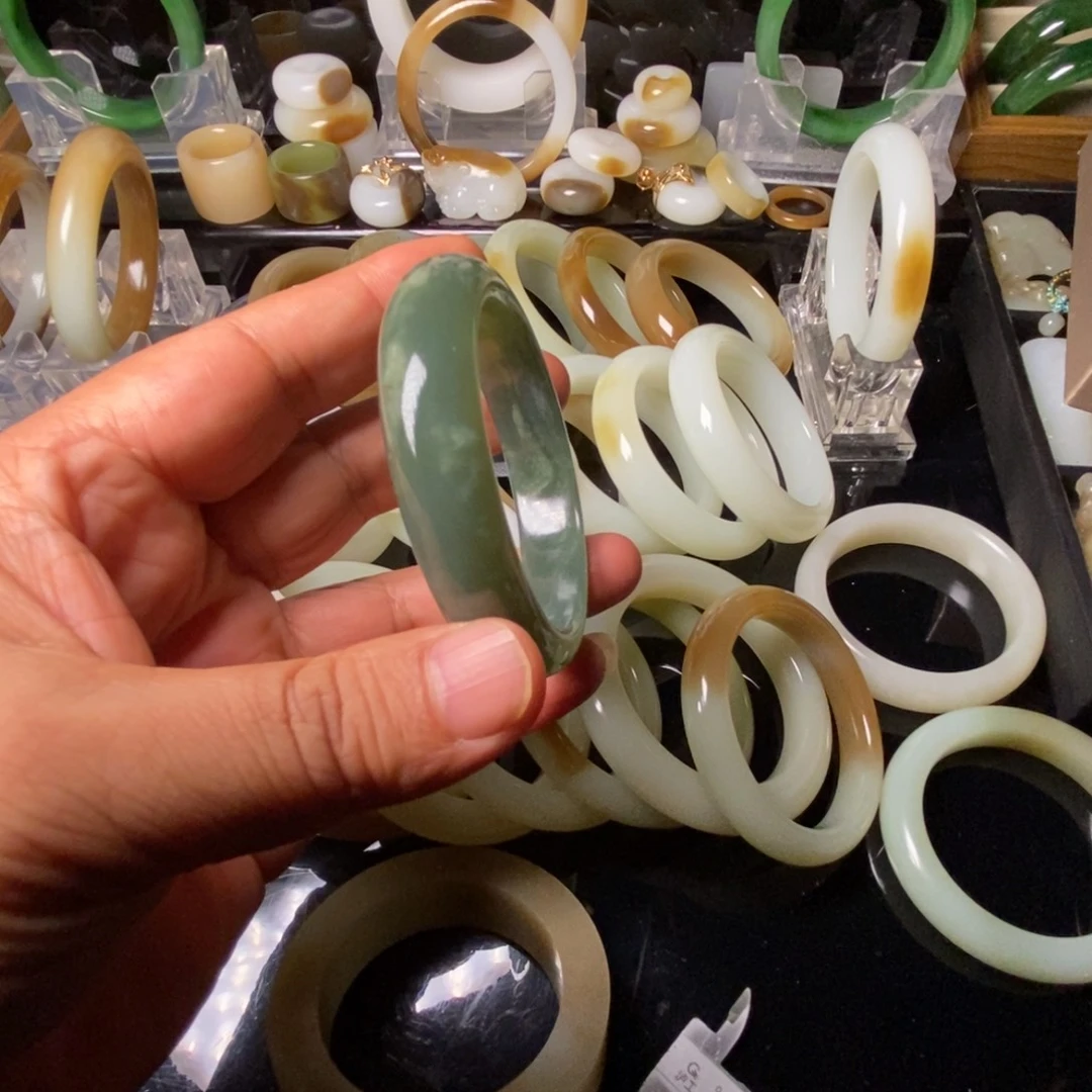 玩***情和田玉（糖玉）未镶嵌手镯