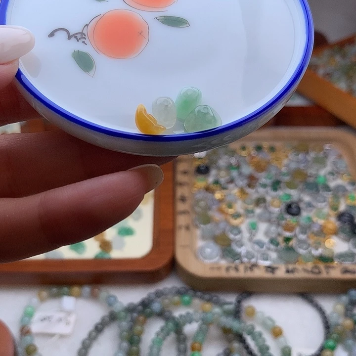 翡翠未镶嵌颈饰元宝一手