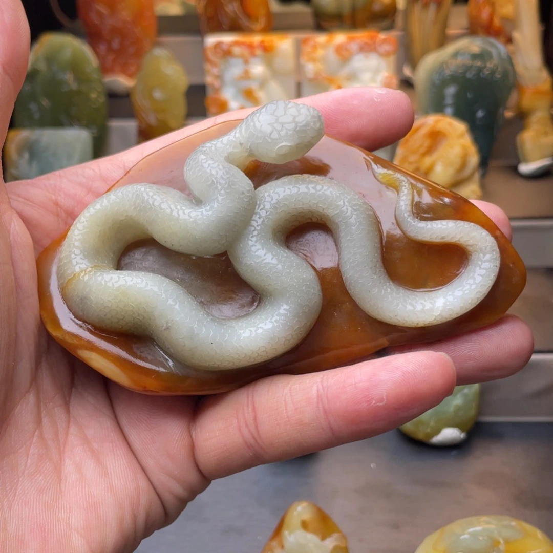 蛇纹石玉手把件未镶嵌在***月蛇