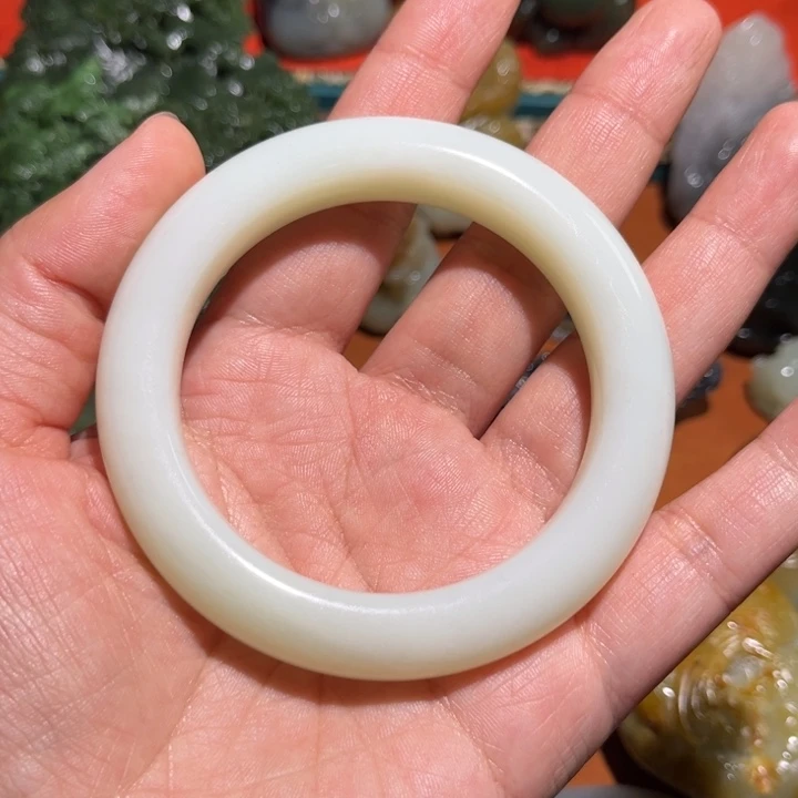 和田玉手镯未镶嵌手****?