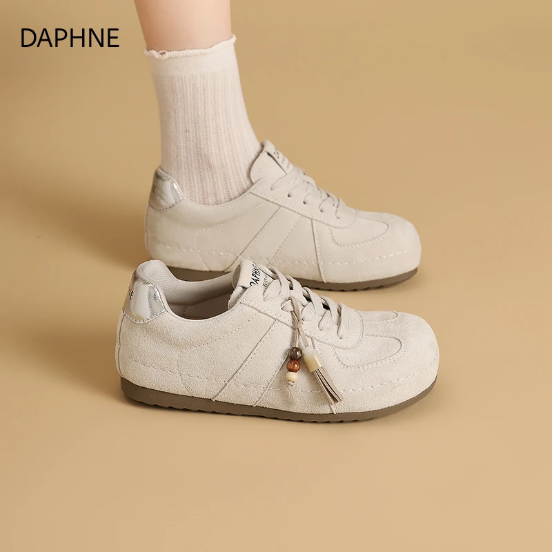 达芙妮休闲德训鞋女2025秋季新款小挂饰串珠板鞋增高厚底低帮鞋女