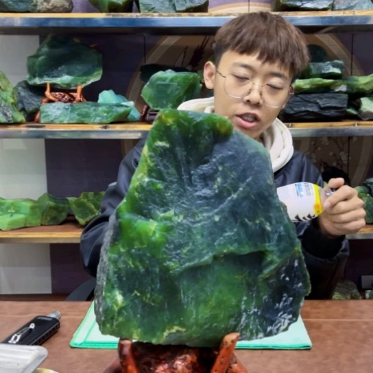 未镶嵌蛇纹石玉原石林*