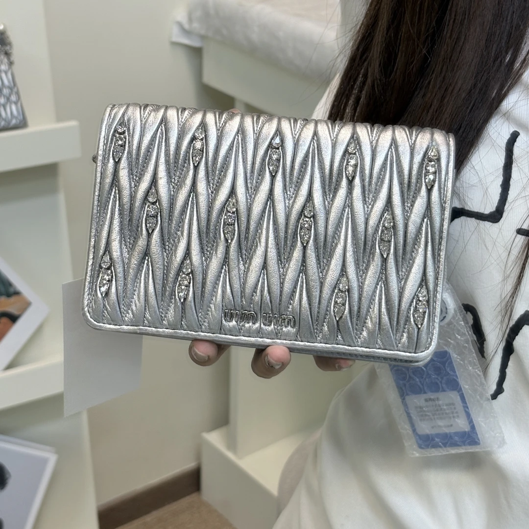 95新 MIU MIU/缪缪 银色褶皱mini斜挎单肩口盖包,