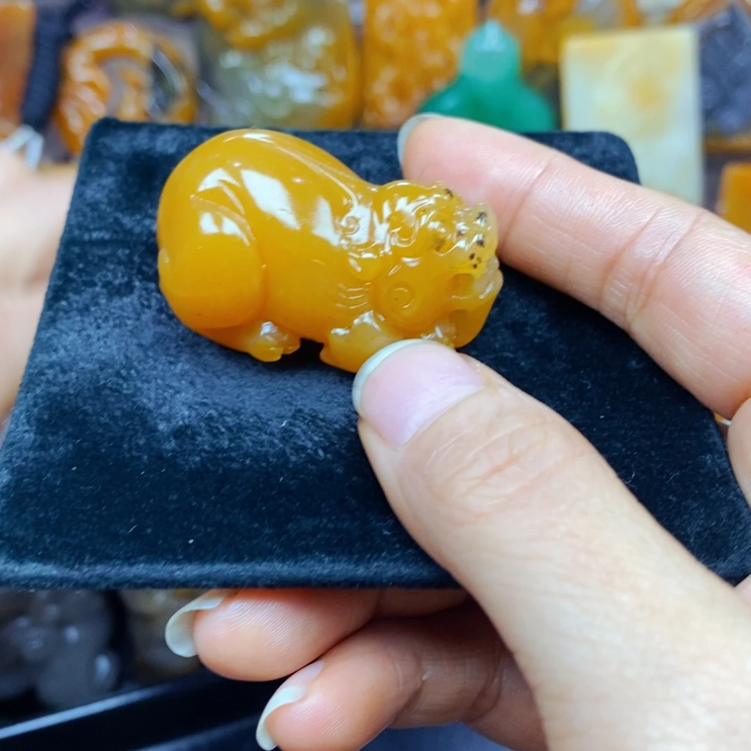 未镶嵌石英质玉（黄龙玉）颈饰