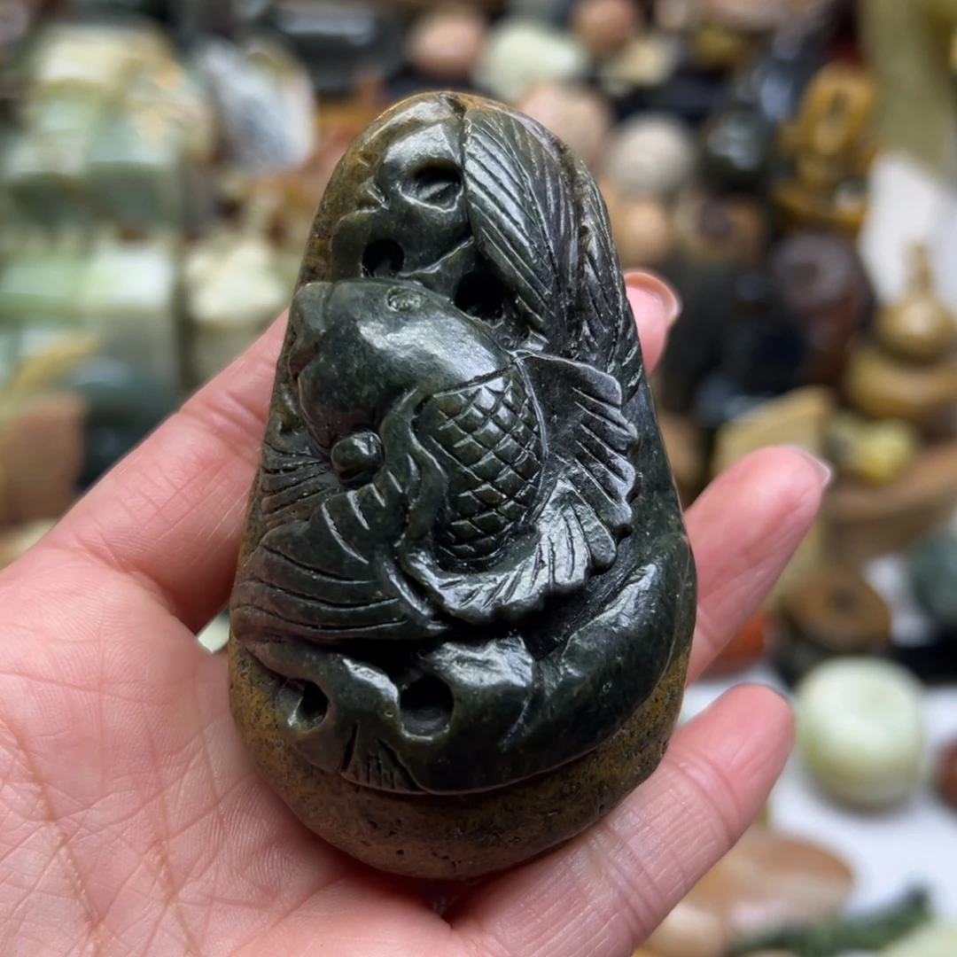 岫岩河磨玉（透闪石质玉）未镶嵌颈饰河磨玉大鱼原皮手玩