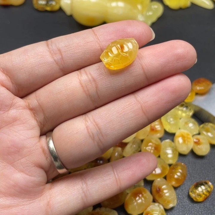 壁***施琥珀未镶嵌裸石蜜蜡