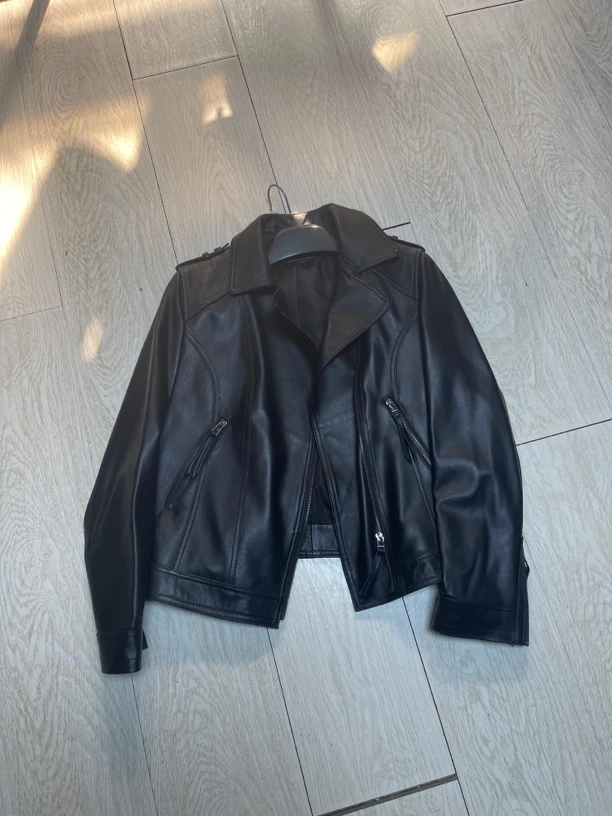 黑色翻领机车风皮衣