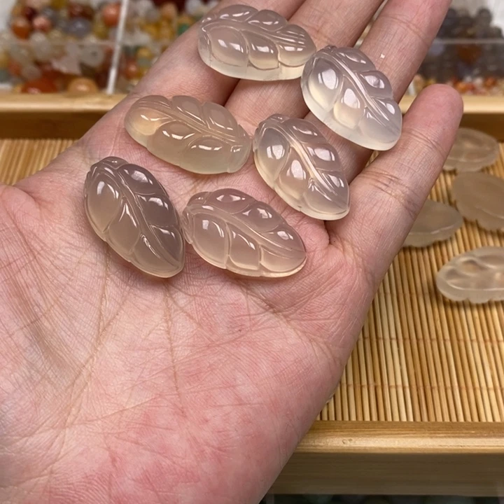 未镶嵌颈饰玛瑙/玉髓5个叶子