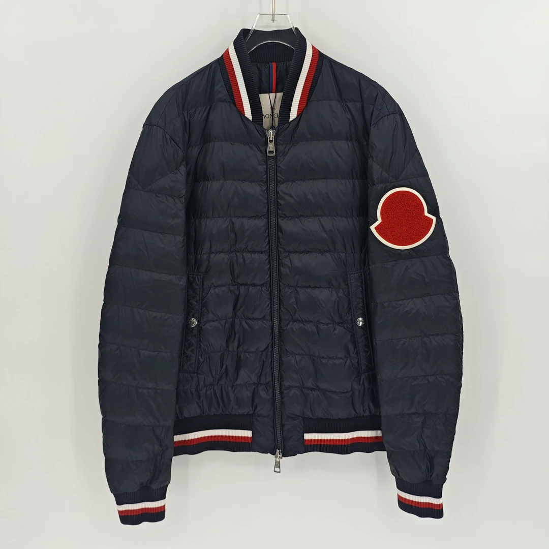 99新 MONCLER 蒙口  藏青色大红标logo羽绒服/4码/Sw24765