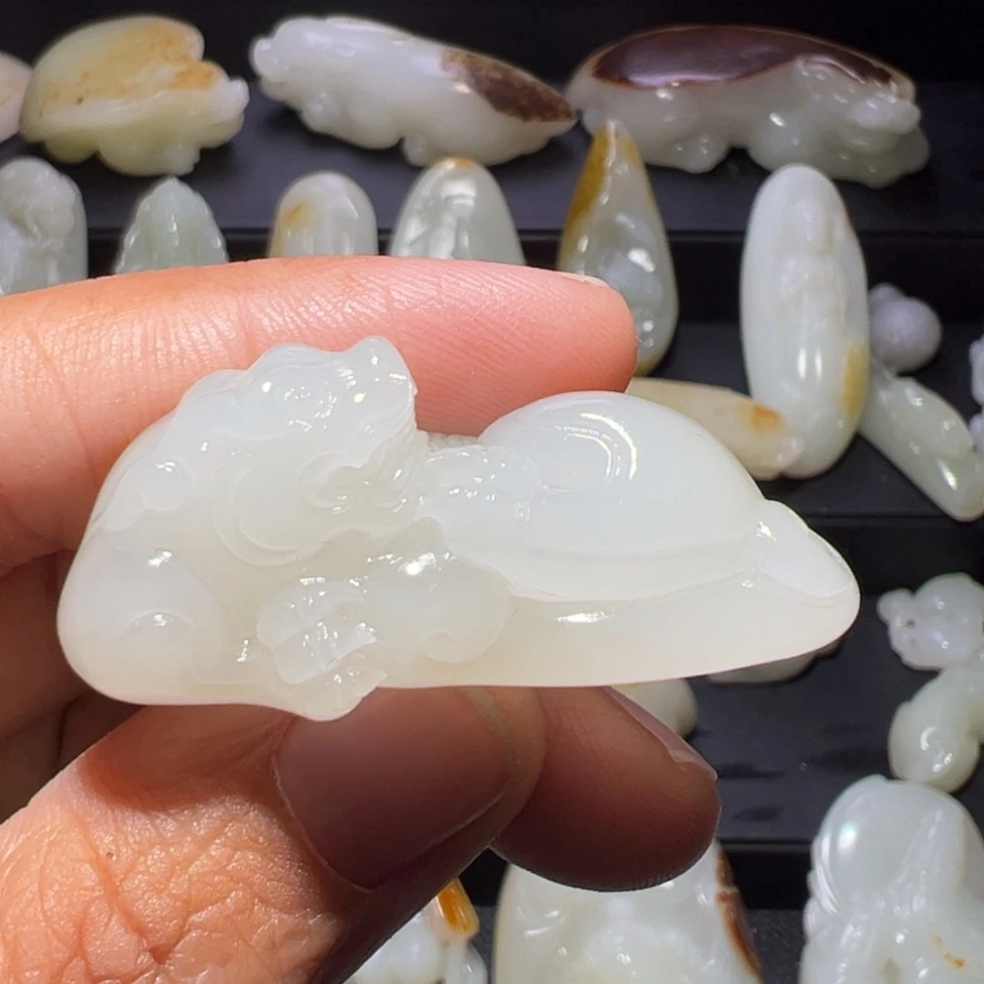 流***生和田玉未镶嵌颈饰