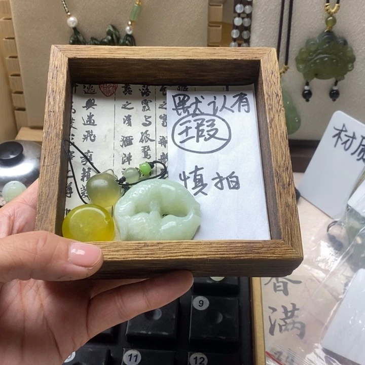 未镶嵌蛇纹石玉颈饰多*