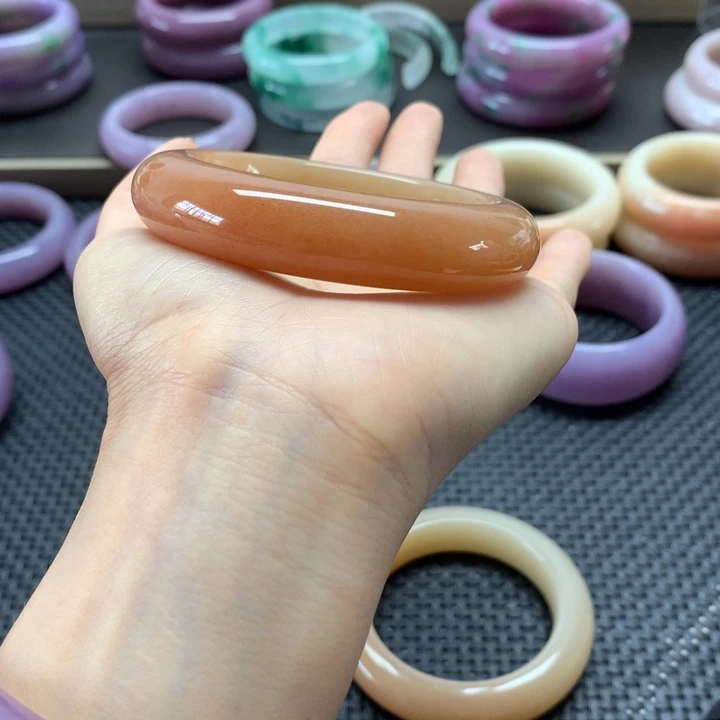 皎***轮石英质玉手镯未镶嵌