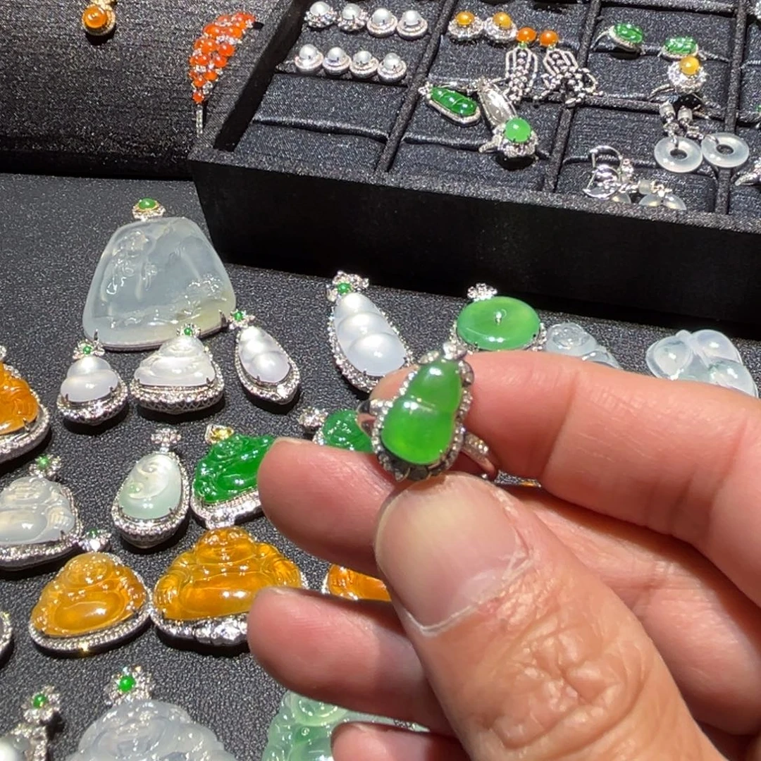 翡翠18K金镶嵌挂件缅甸翡翠