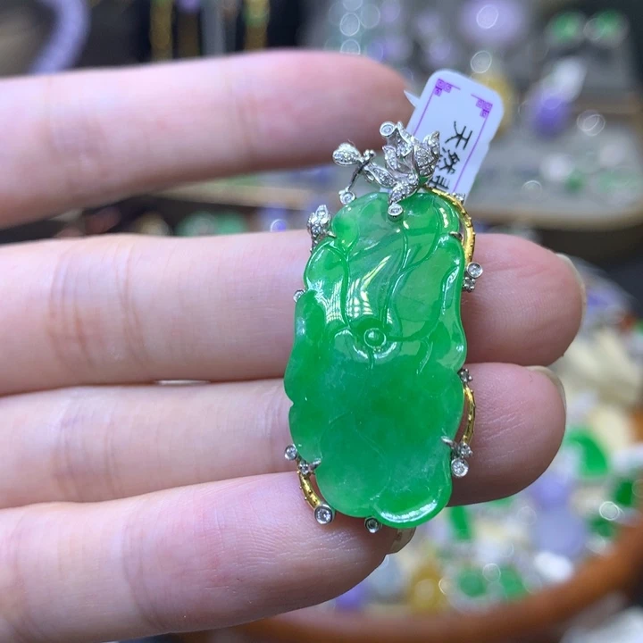 颈饰18K金镶嵌翡翠