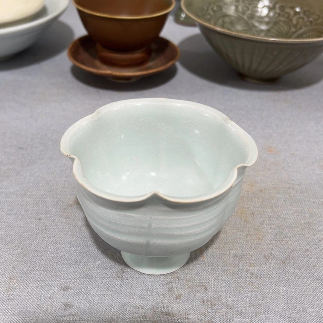 崮***叟摆件陶湖田窑高足花口杯