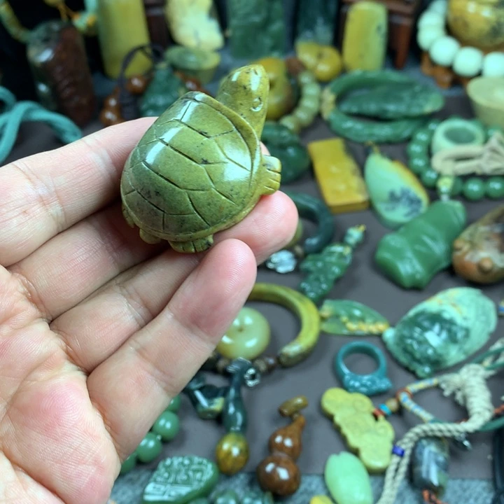 吊坠(赠链)未镶嵌岫岩河磨玉（透闪石质玉）