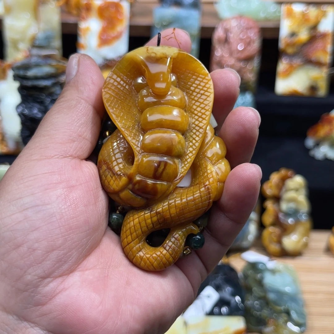 咸****未镶嵌蛇纹石玉颈饰
