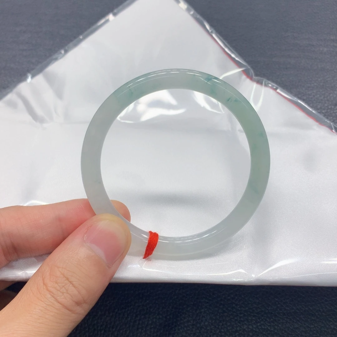 翡翠手镯未镶嵌翡翠