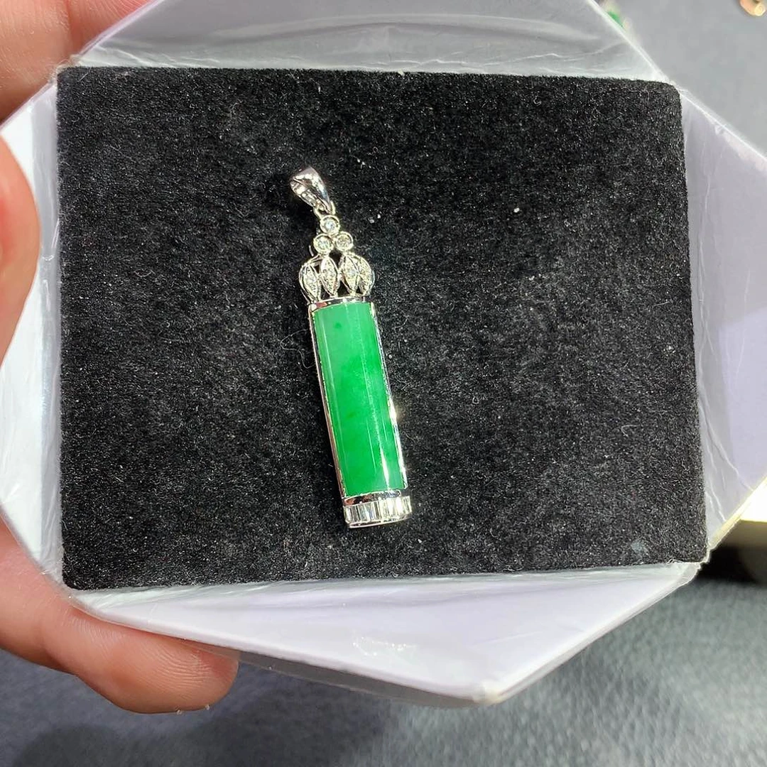 翡翠吊坠(赠链)18K金镶嵌