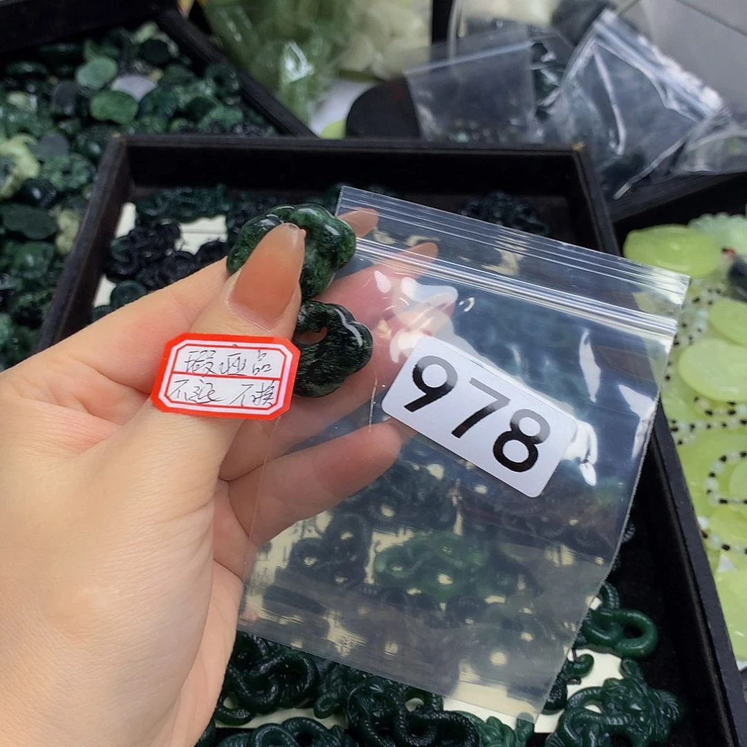 蛇纹石玉颈饰未镶嵌适*