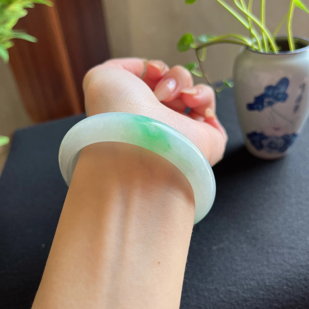 缅甸天然翡翠A货冰种阳绿白底青宽版正装浅绿女款时尚