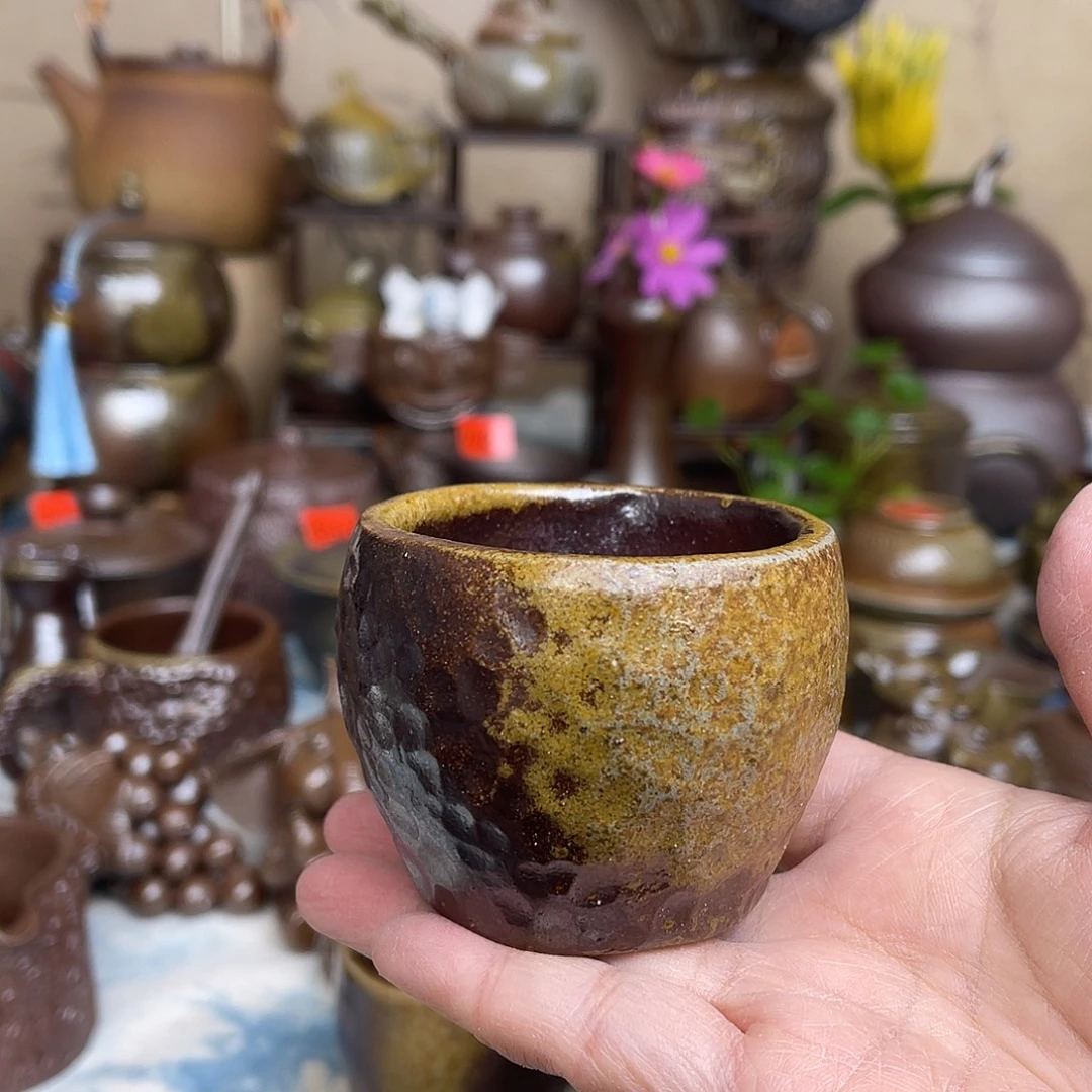 手捏主人杯茶杯啊