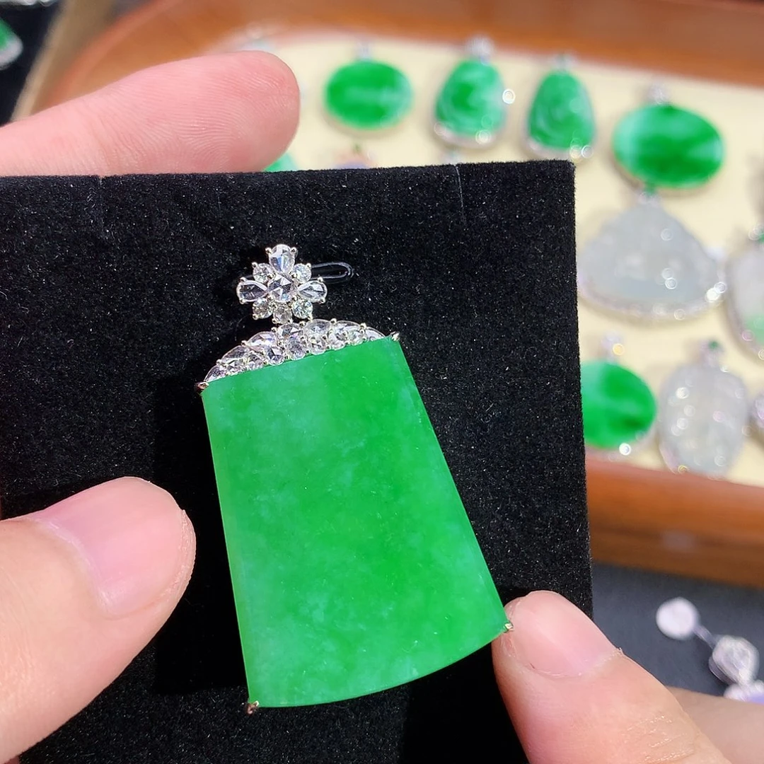 翡翠18K金镶嵌颈饰