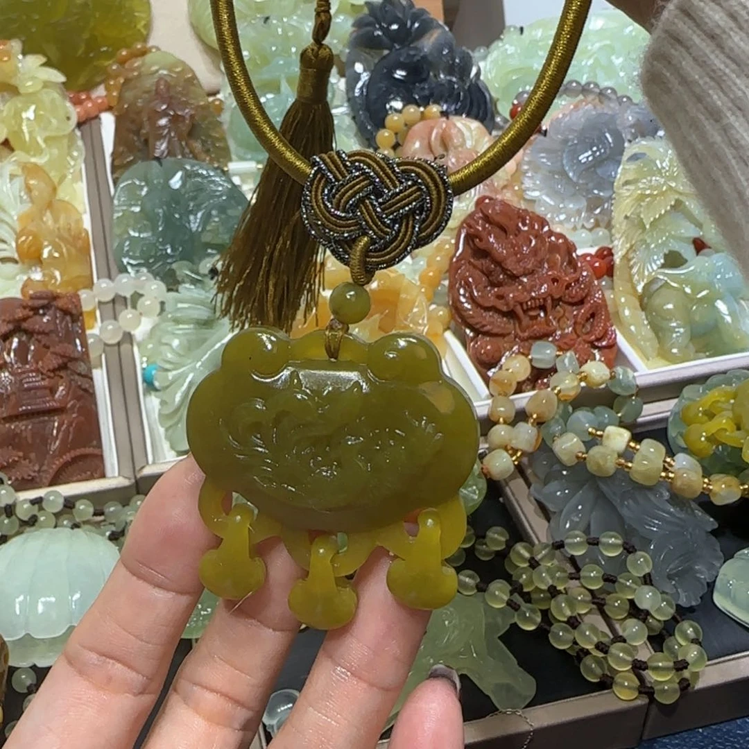 未镶嵌蛇纹石玉吊坠