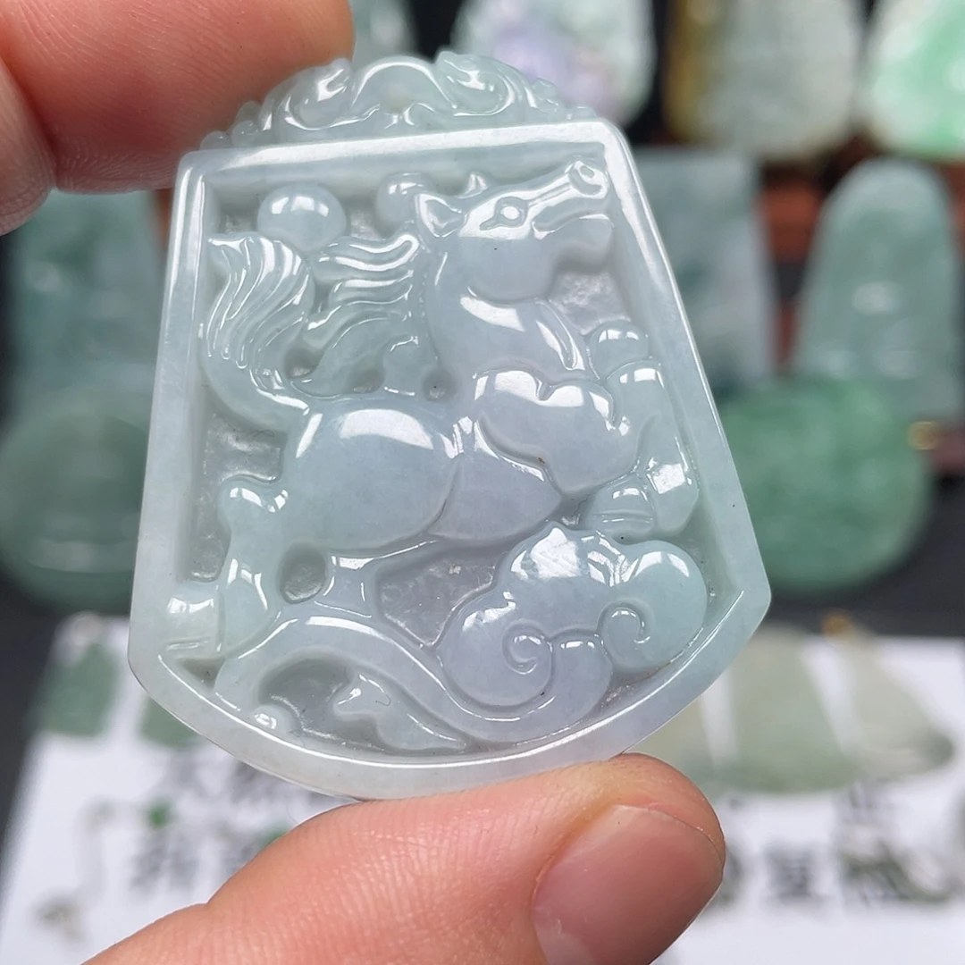 翡翠未镶嵌颈饰马上来财