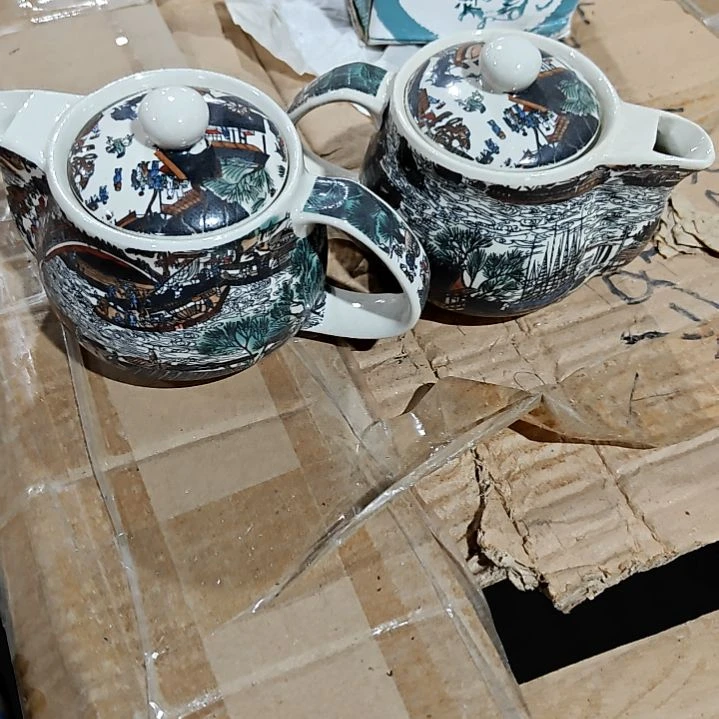 摆件盘子碗茶壶啥都有