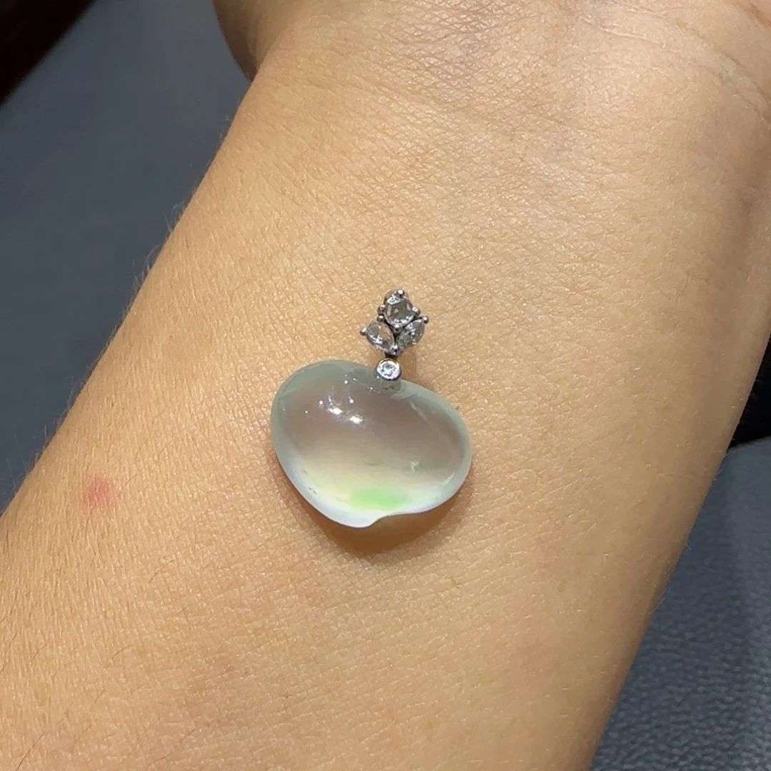 翡翠18K金镶嵌颈饰福桃L