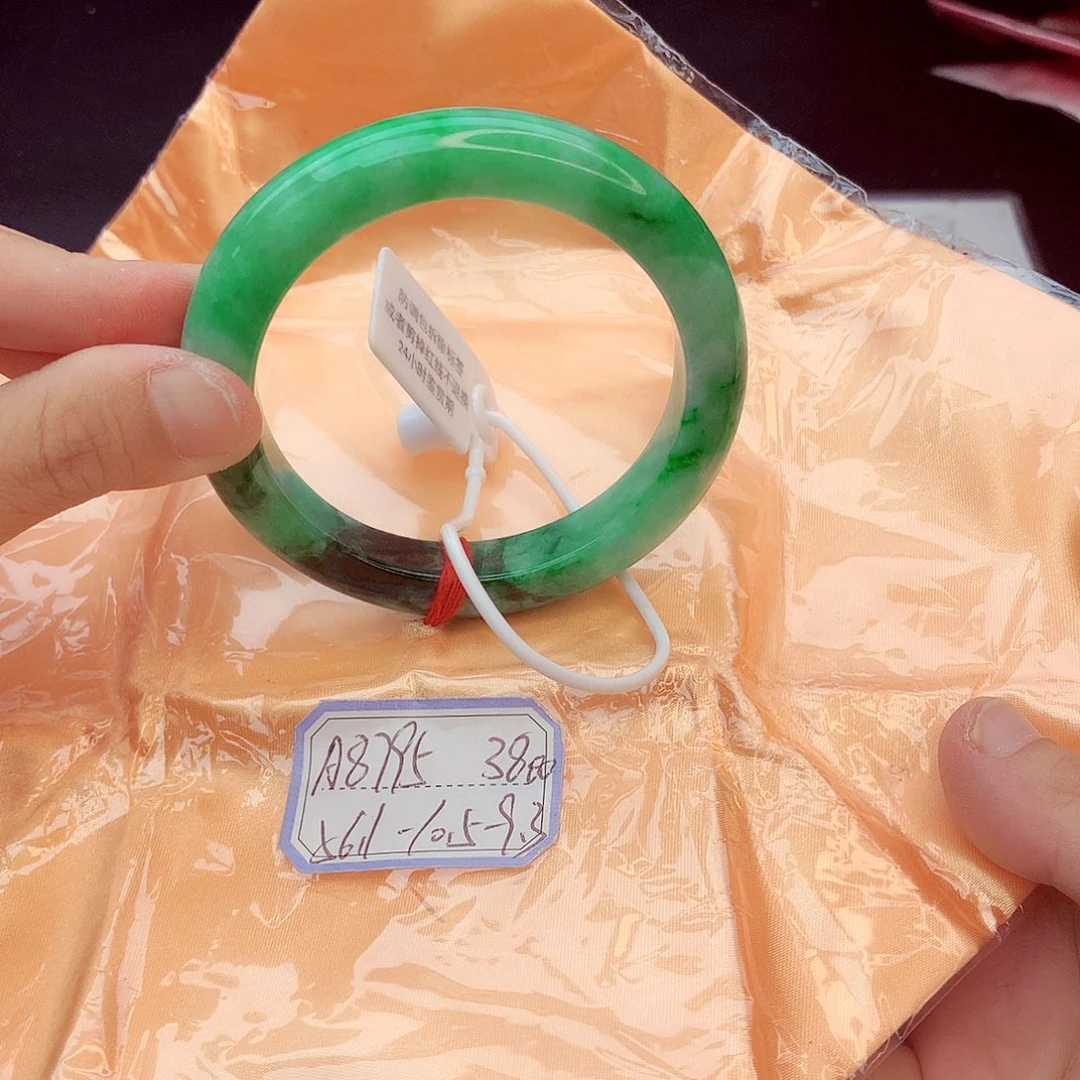 翡翠手镯未镶嵌翡翠