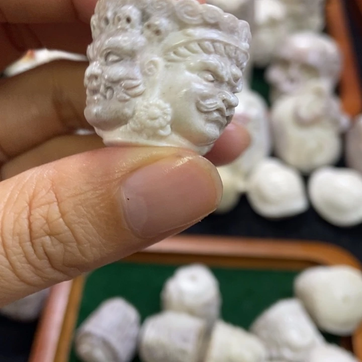 配饰鹿角雕刻一个出