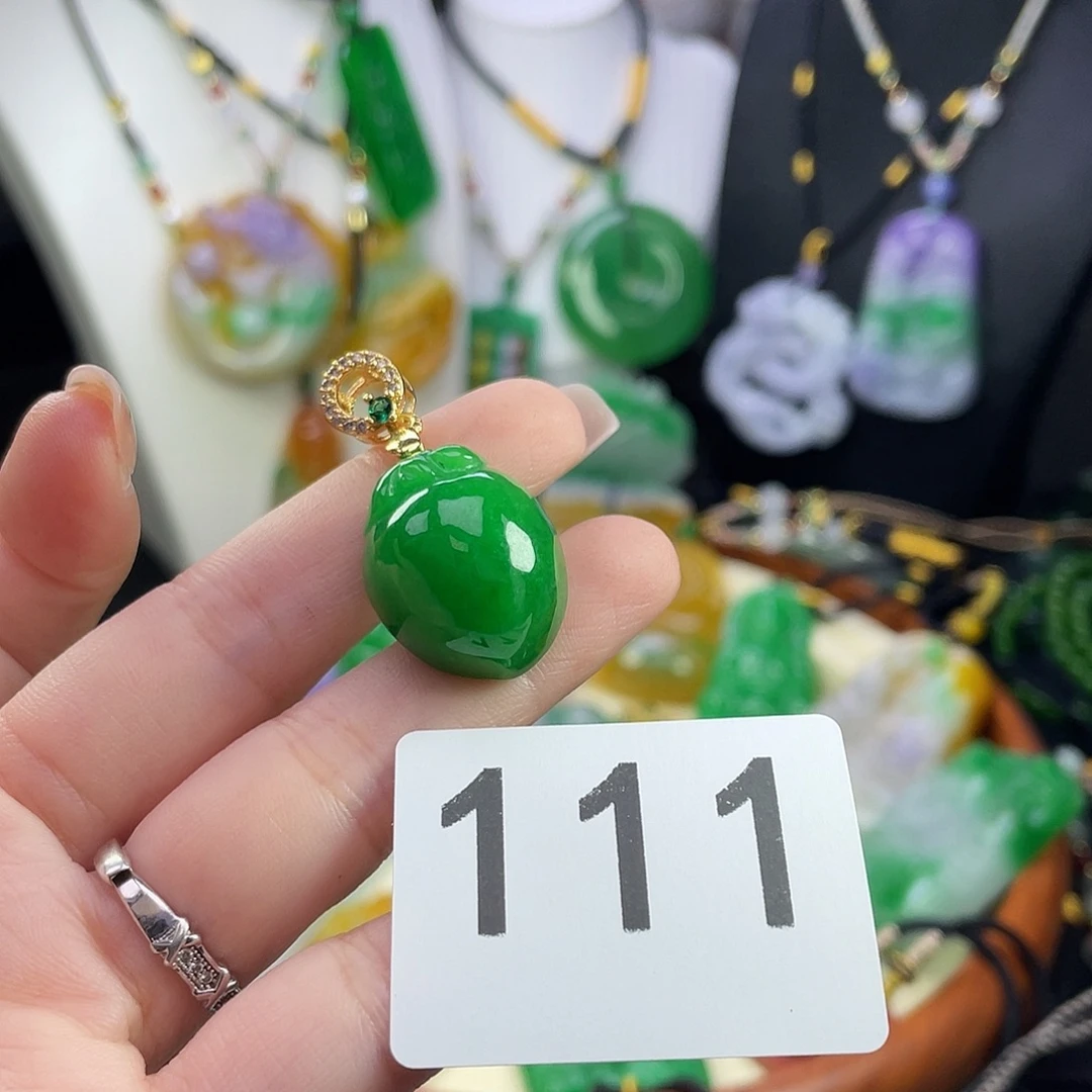 翡翠未镶嵌吊坠(赠链)