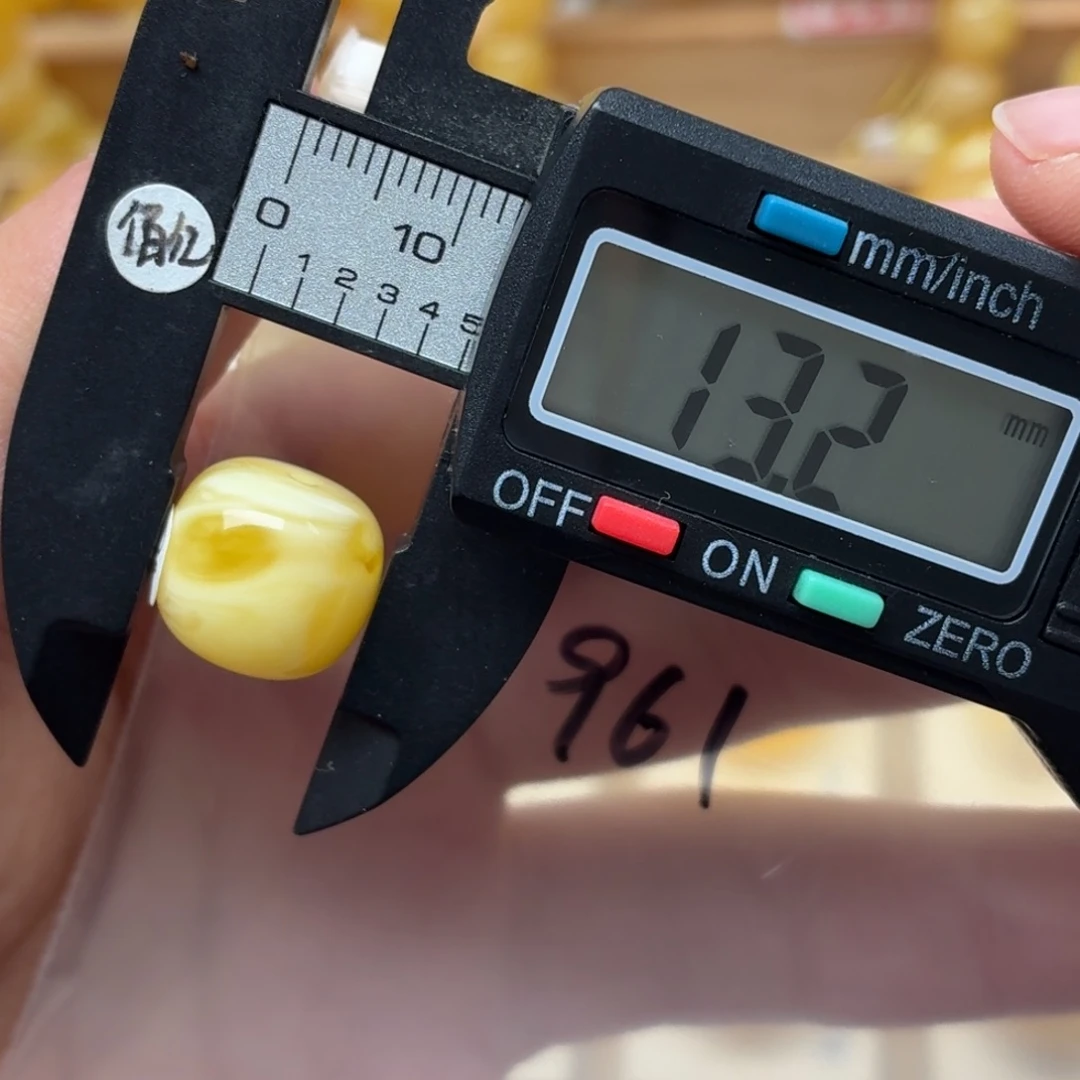 小***小蜜蜡未镶嵌裸石蜜蜡