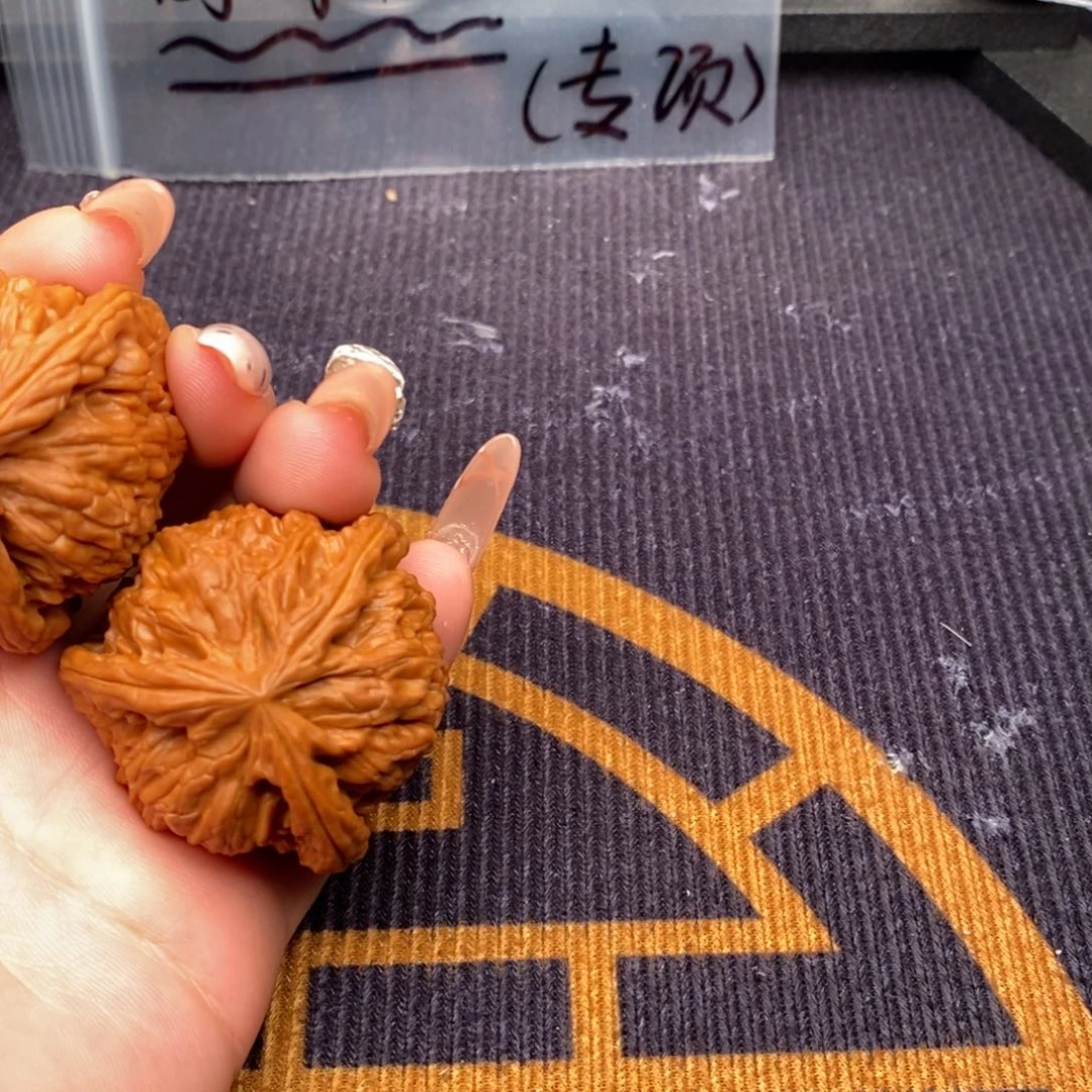 无***说文玩核桃吊坠白狮子