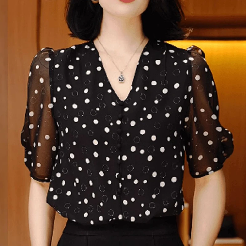 波点衬衫夏季V领中年妈妈装百搭新款显瘦薄款七分袖袖上衣2025年