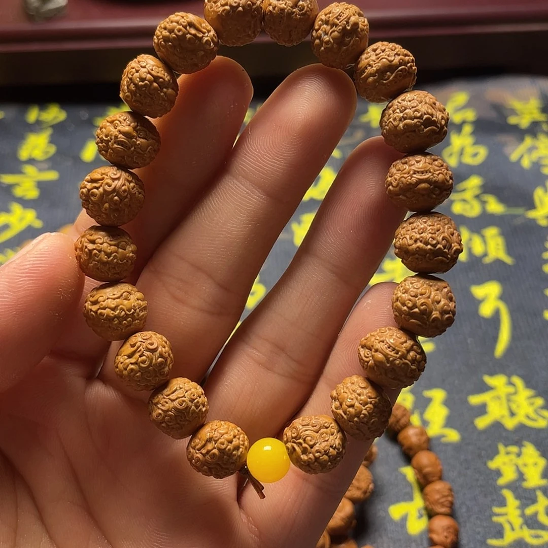 龙纹桃核雕刻瑕疵唐狮