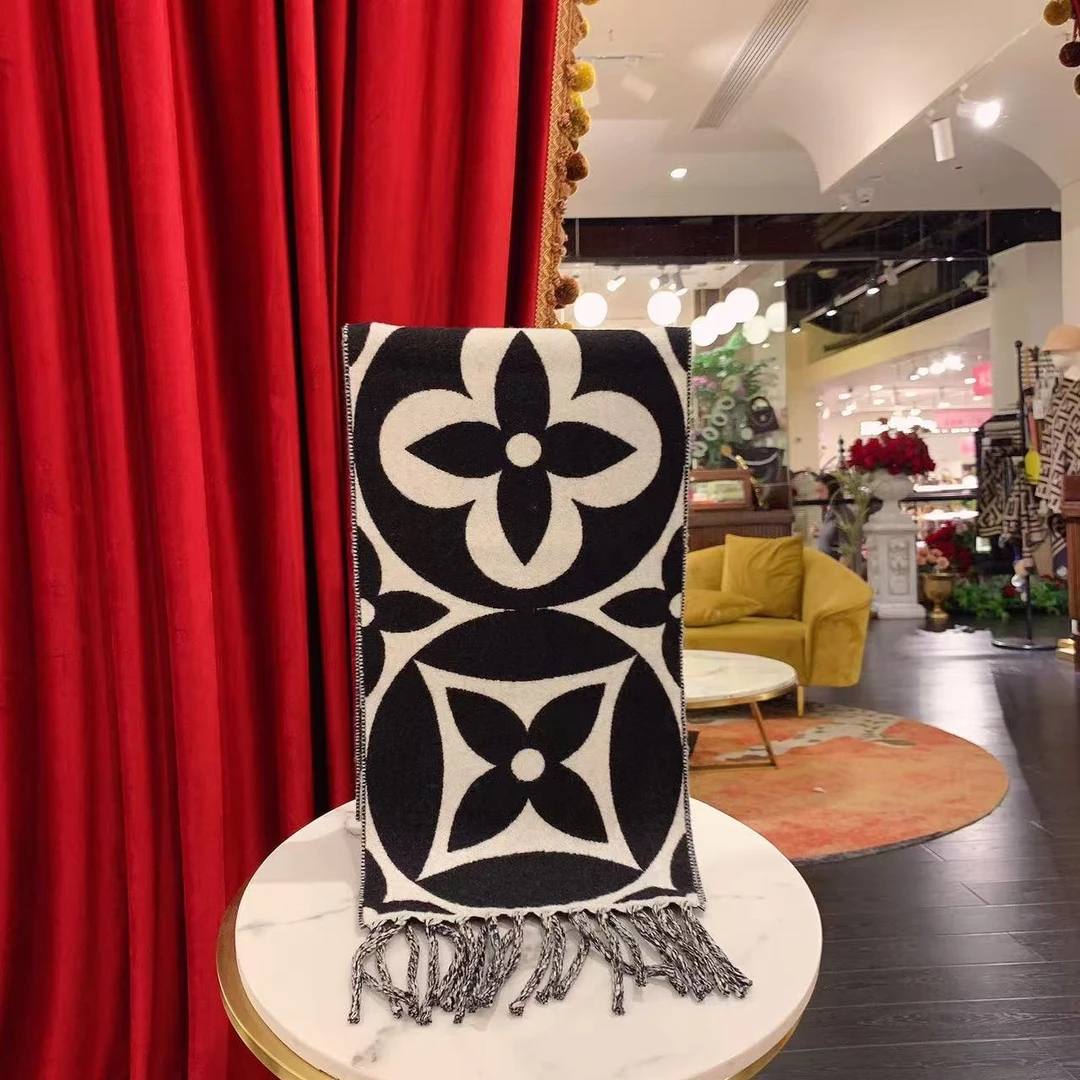 95新 LouisVuitton/路易威登 黑色拼色羊毛围巾/21719540