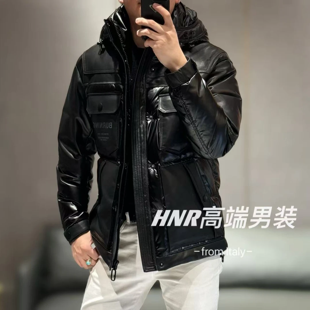 【绵羊皮5防羽绒服】浮雕口袋字母图案设计简约时尚连帽羽绒服9565