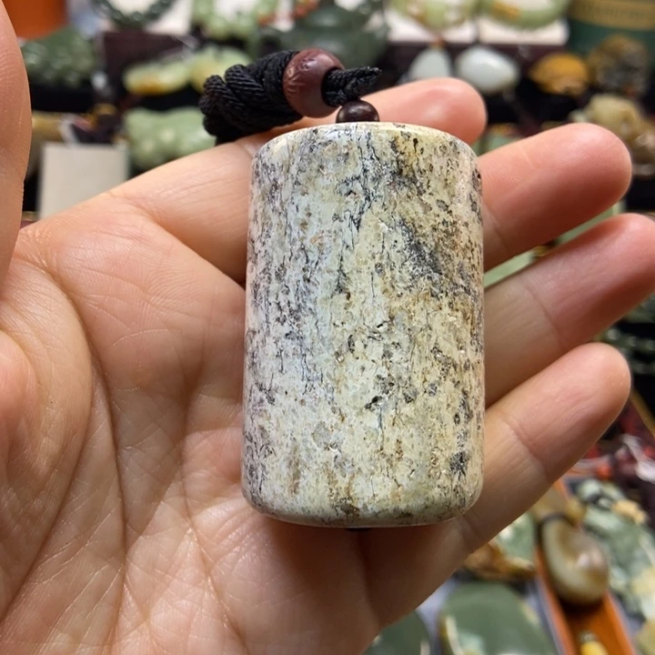 未镶嵌岫岩河磨玉（透闪石质玉）把件