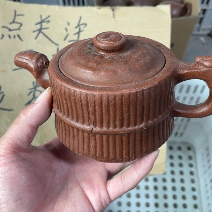 老厂紫砂壶一件。