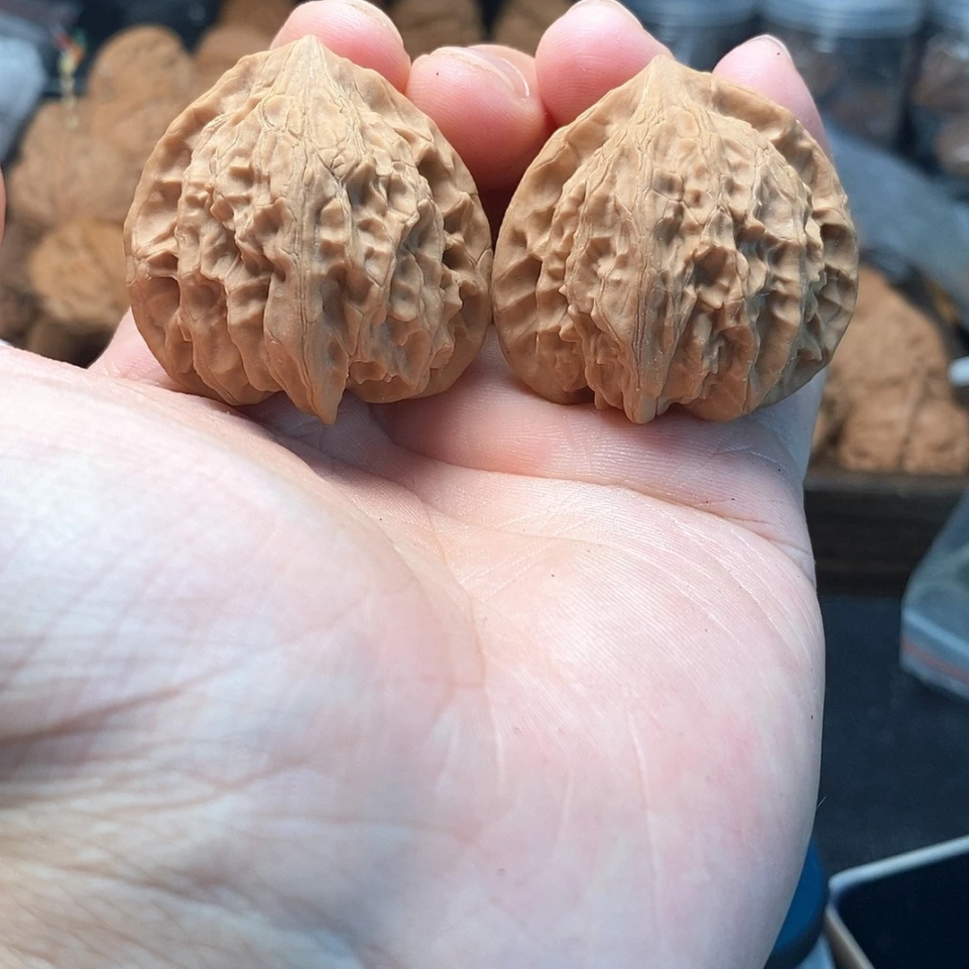1文玩核桃血灯笼38-275