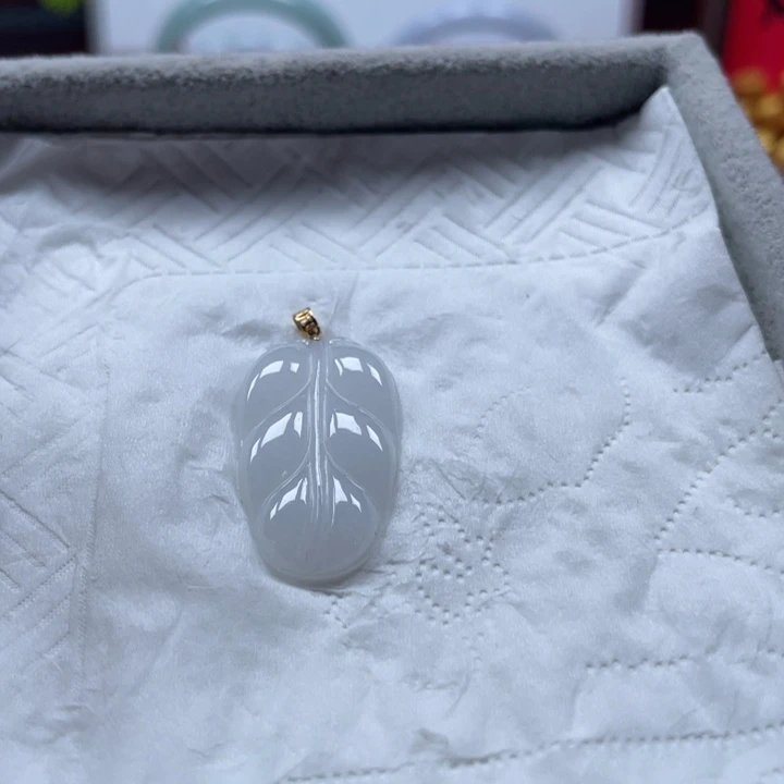 翡翠未镶嵌颈饰挂件