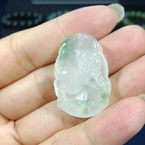 翡翠未镶嵌颈饰猪