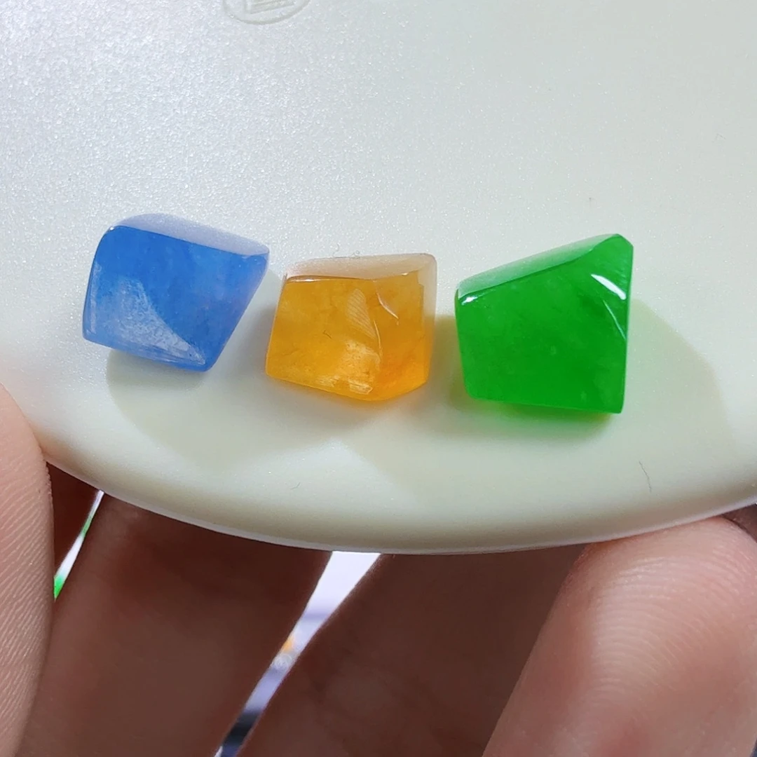 翡翠未镶嵌颈饰一套特价！