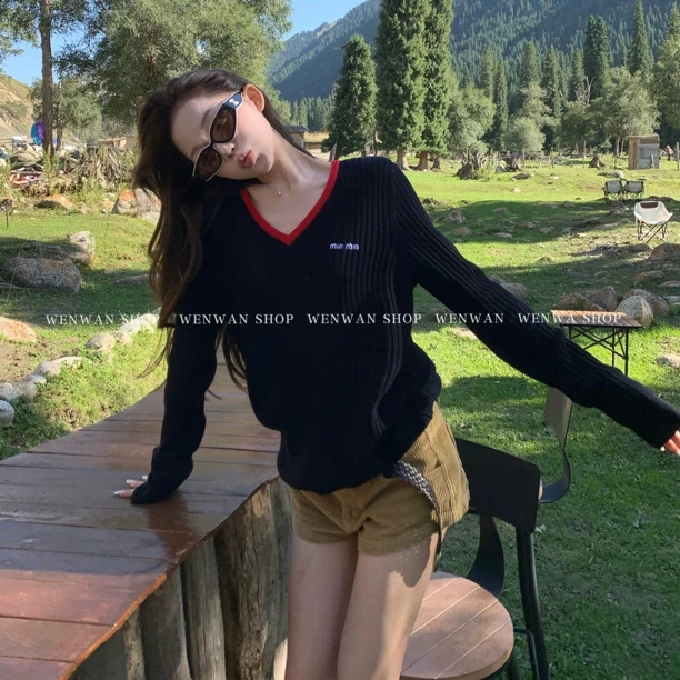 【谬系少女】撞色V领设计黑色针织毛衣