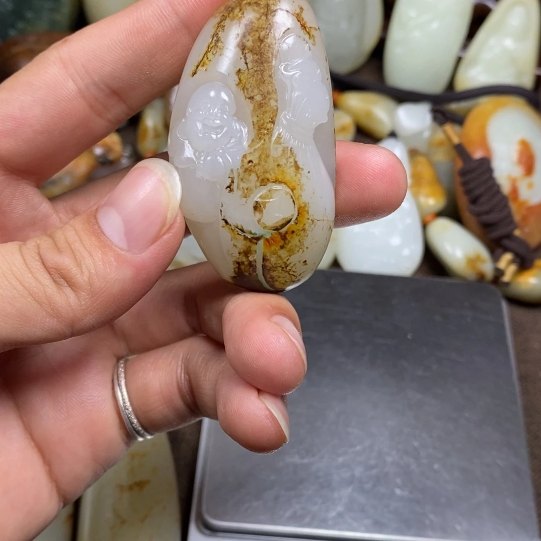 和田玉未镶嵌把件